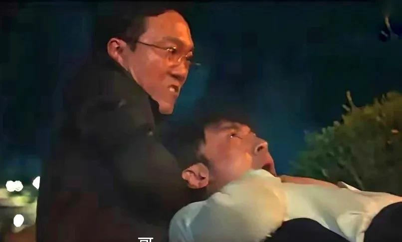 《以法之名》大结局，万海死了，秦锋死了，谢鸿飞跳崖。
熊磊把陈胜龙勒了个半死，差