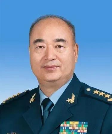 老将军年仅40岁就已经是空八军军长了。空军没有陆军那么多的军，但空军军长分量非常