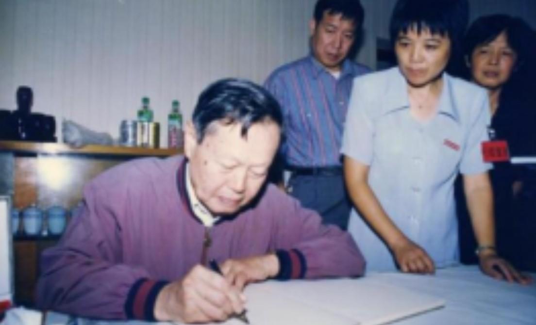 诺贝尔物理学奖得主杨振宁先生亲笔题写“吴健雄墓园” 牌匾的历史场景。被誉为 “核