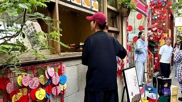 珠海偶遇蔡少芬喝糖水，本人个头很高，人太瘦了，皱纹颈纹明显