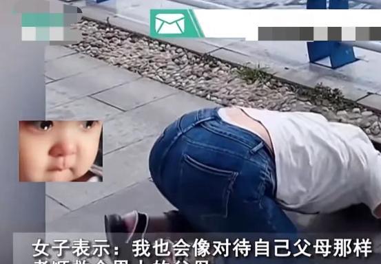 2023年，一女子连续10年都在同一个地方磕头跪拜，背后原因却让人泪目！原来在1