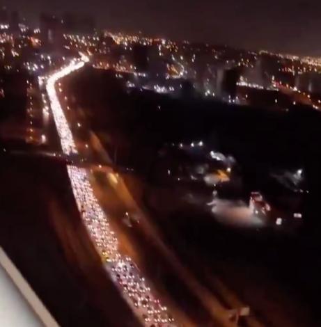 为什么要买汽车？看看“逃离德黑兰”的场景就知道了。随着以伊战争持续，很多伊朗人想