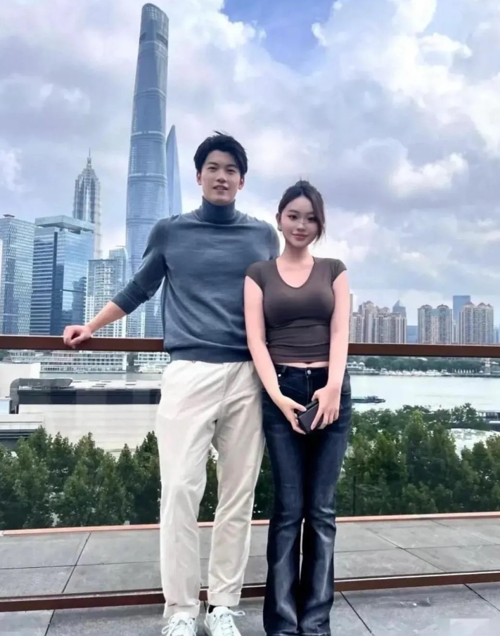 汪顺女友真漂亮，郎才女貌很般配，小汪有福气啦

有网友表示：

模样有点像马龙的