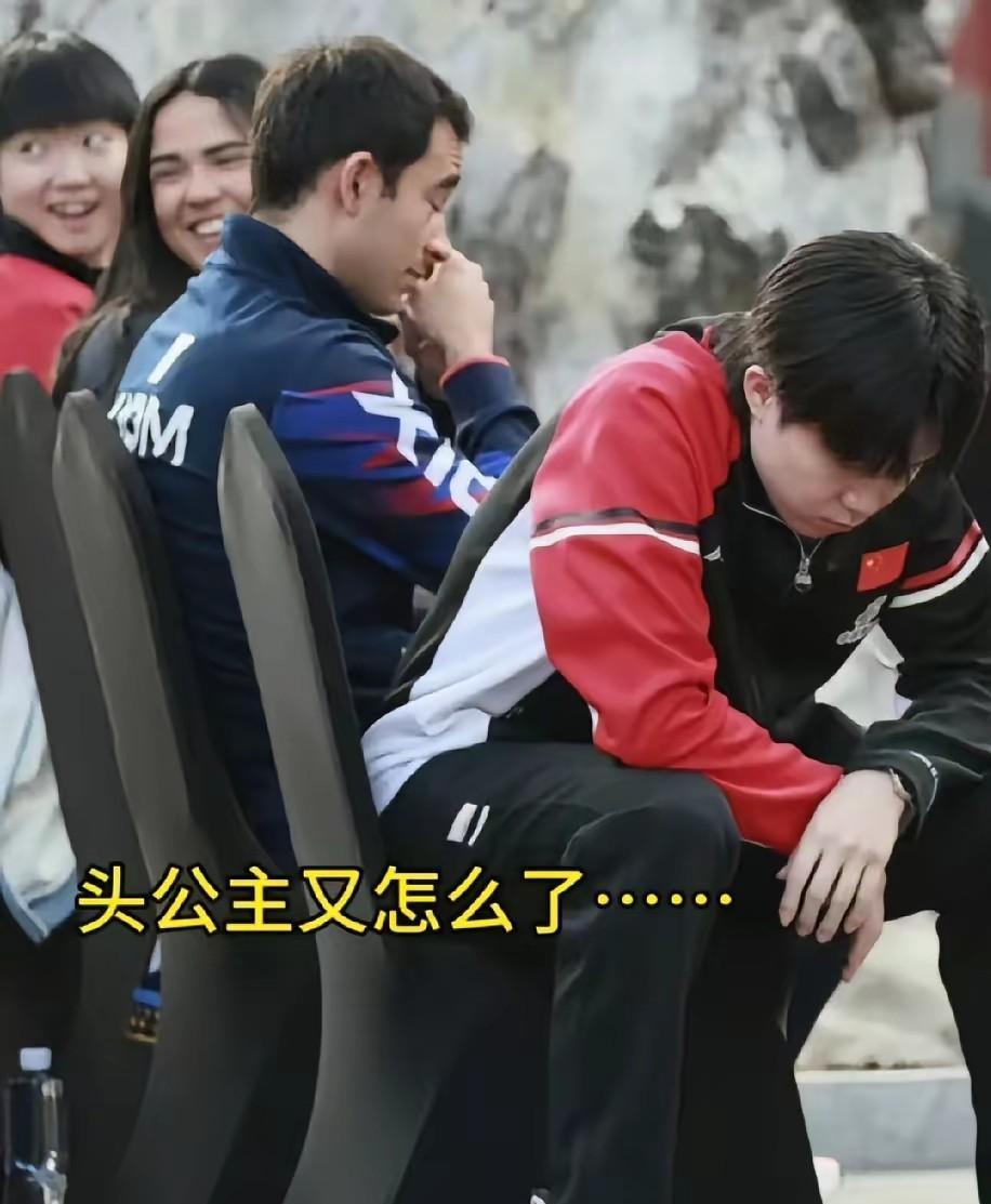 头公主这是怎么了？
好无聊啊！
但是莎莎一上台，王楚钦顿时不无聊了！
看着妹宝在