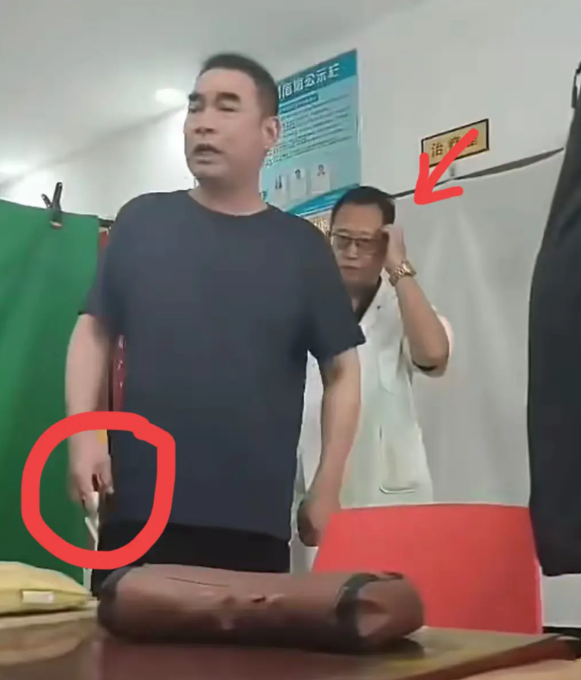 碰瓷老中医的男子正脸曝光！
看起来牛高马大的，怎么可能被指甲掐一下就受伤，终于知