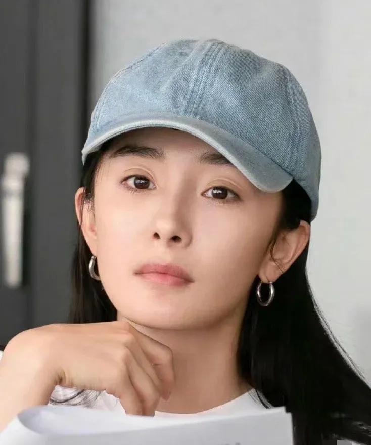 杨幂素颜照，梦回郭襄时期啊，她真的越素越美，难怪能长红几十年，除了少女时期的灵动