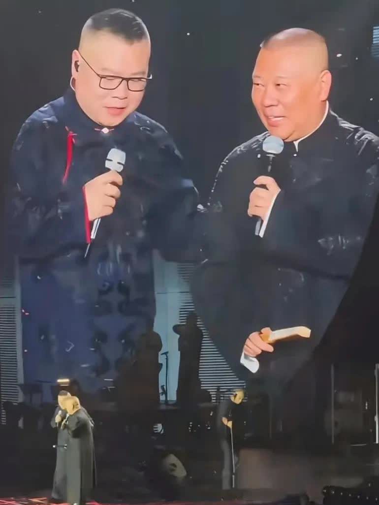 郭德纲空降，热搜直接爆掉！

全场灯牌秒变绿色，岳云鹏还没开口，观众先喊回了