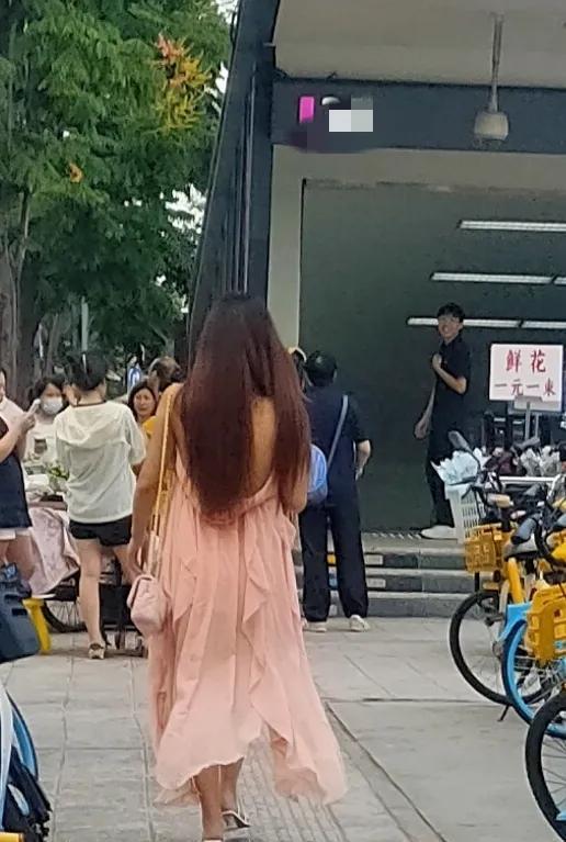 在公共场合不穿内衣合适吗？听说现在的很多女孩子都不穿内衣了，今天算是见识了。
今