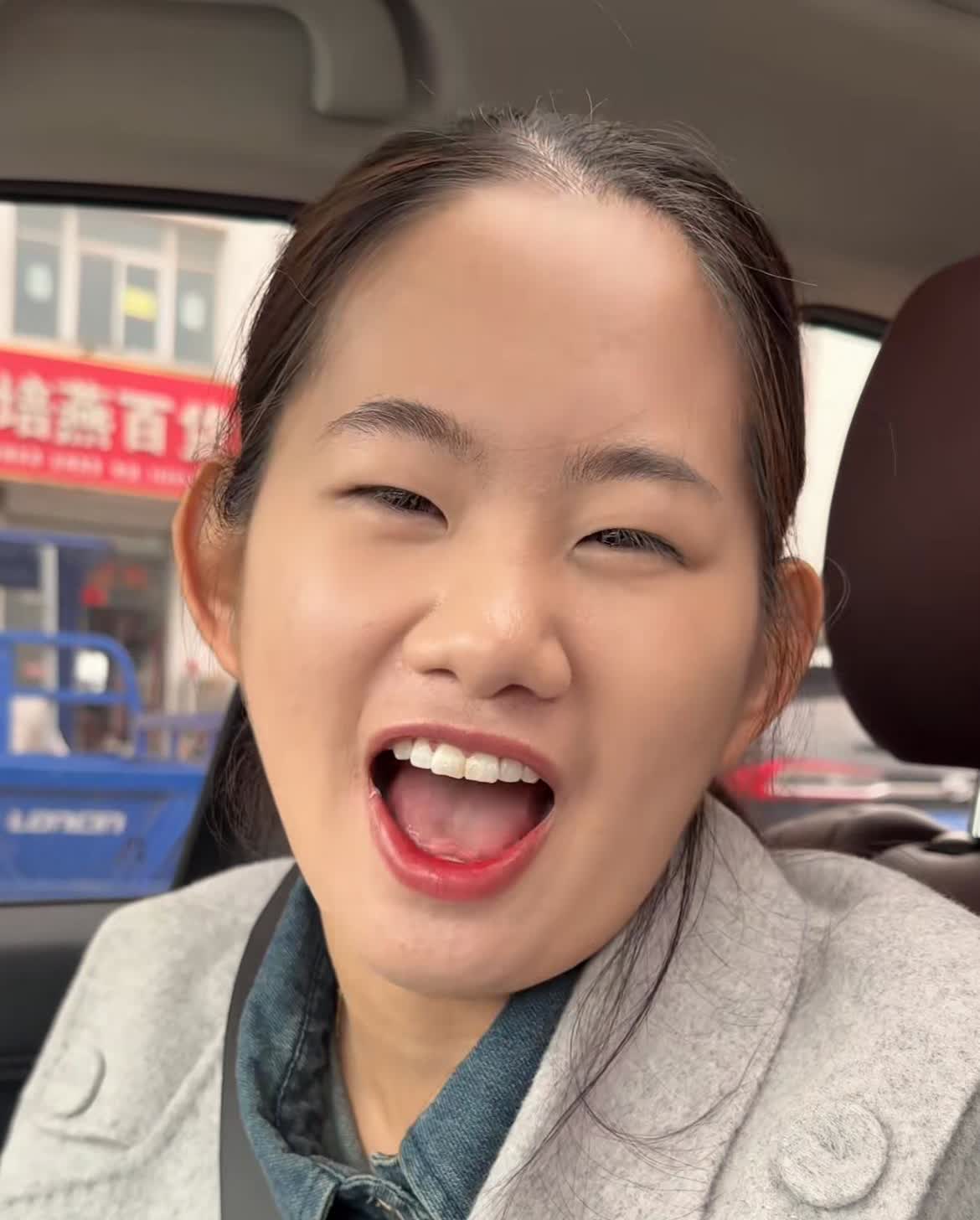 小康做梦欣欣科目一过了，第二天就带她去考，这是第二次考了吧，又没过，欣欣说科目一