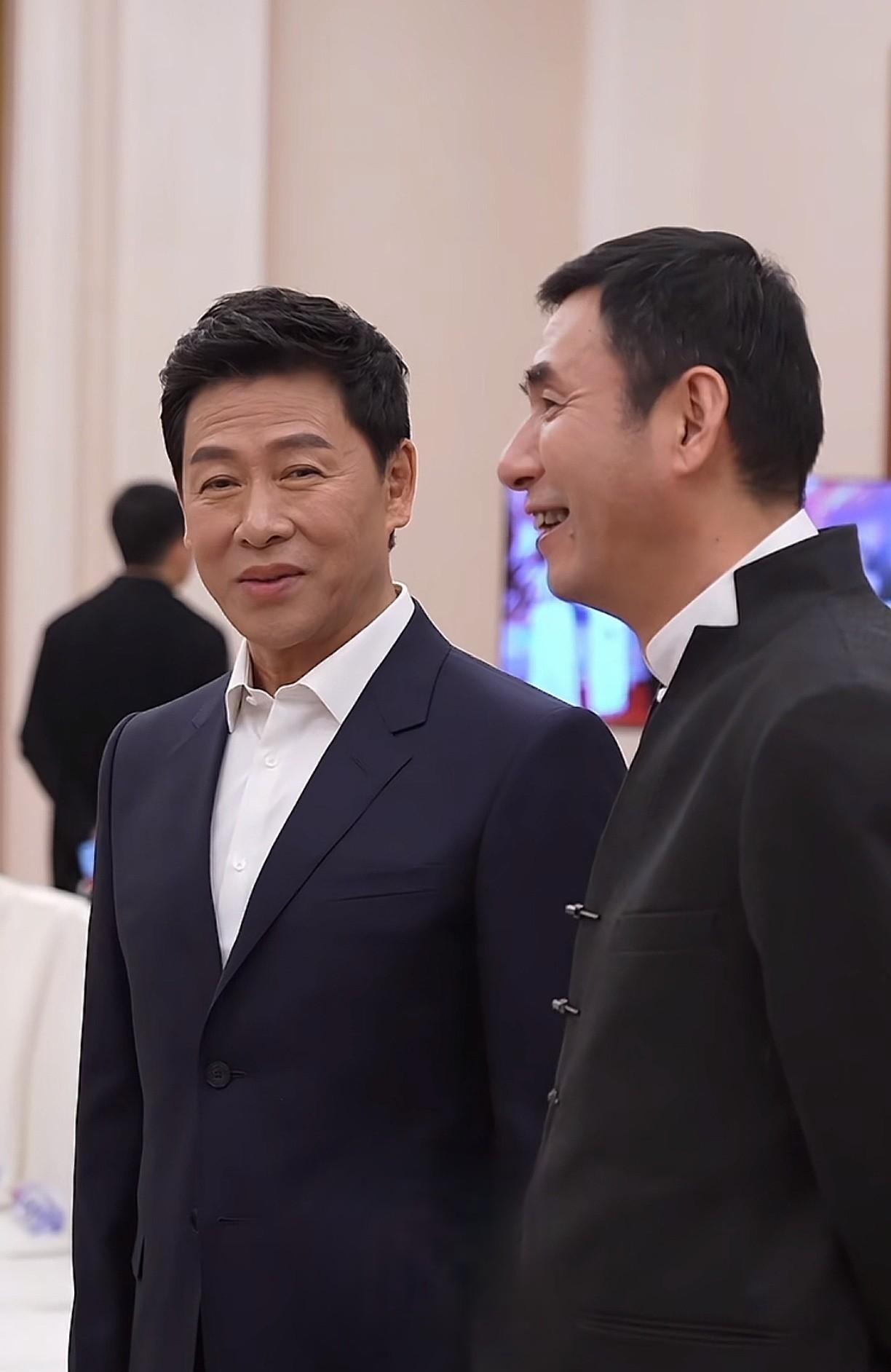 天啊，这位男神是谁？这也太帅了吧，看样子，他应该有四五十岁了，但是真的好俊好俊。