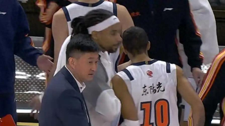 广东外援首秀受伤2处