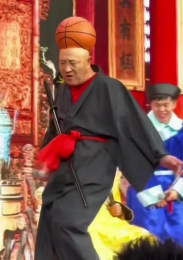 东北二人传真的很搞笑，看看他们的装扮与表情，看到就想笑。