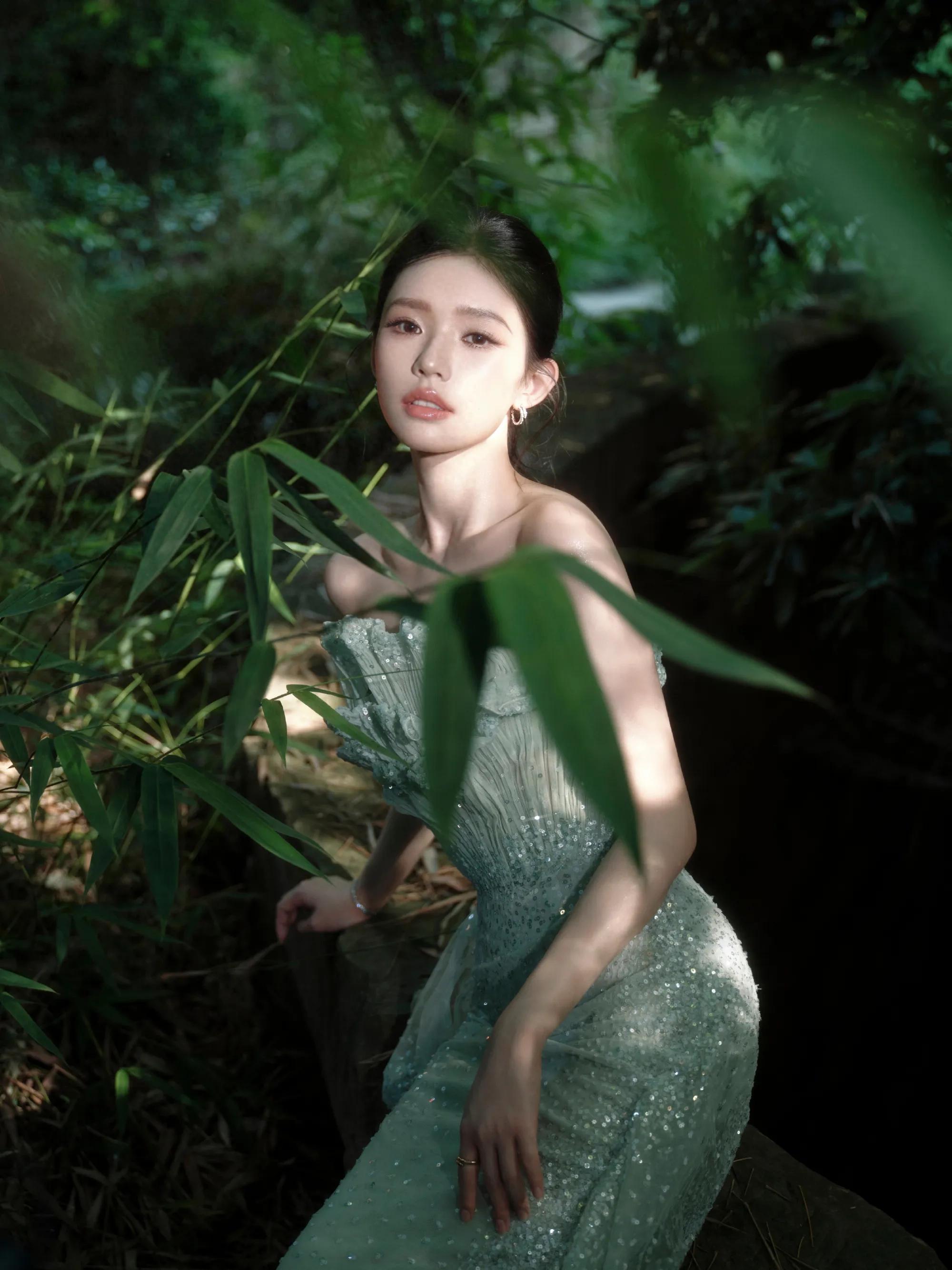 林允抹胸闪亮礼裙，绿野仙踪的感觉
