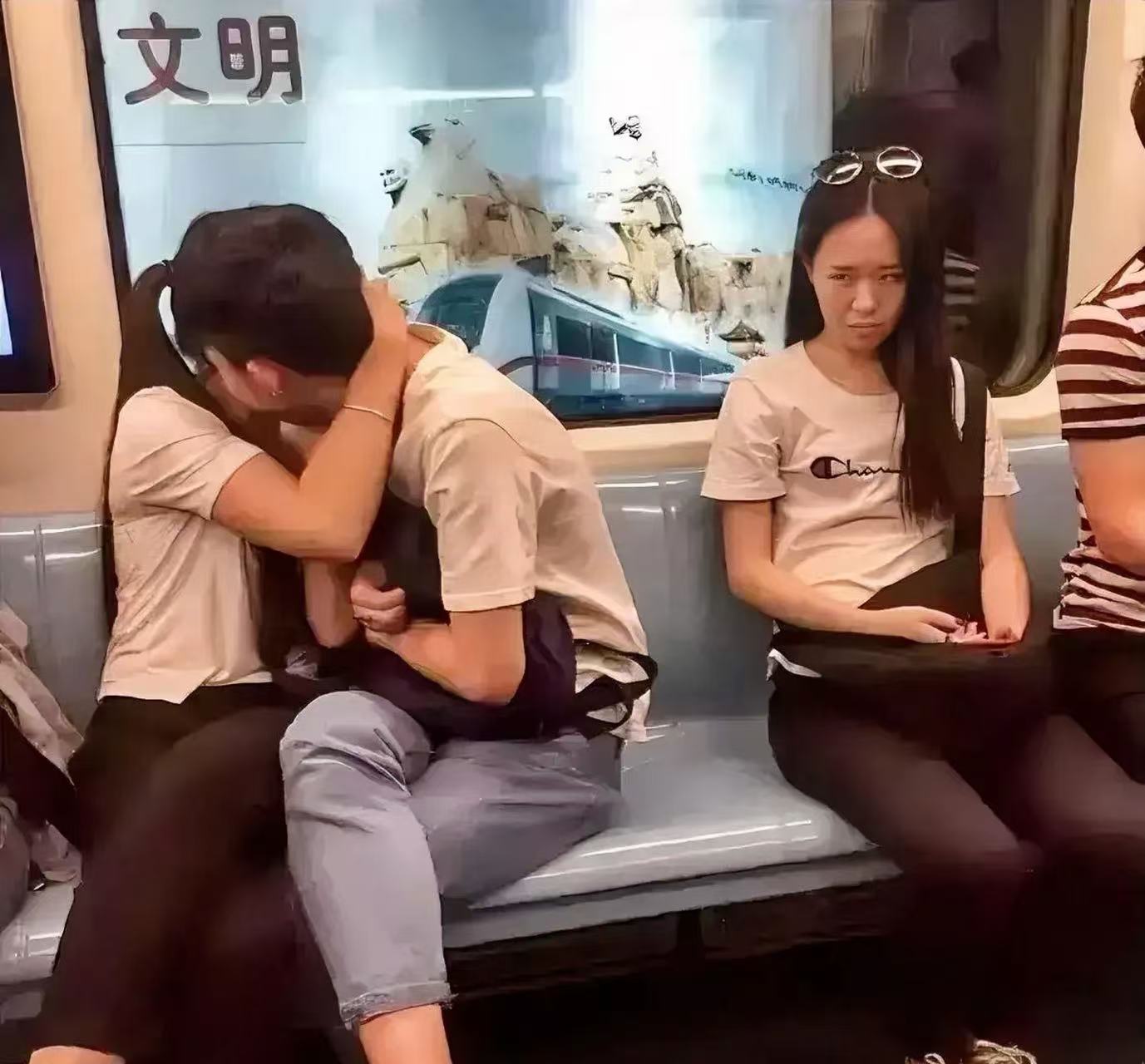 此刻旁边的美女在想什么呢？