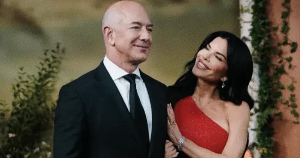威尼斯一场婚礼引发了针对财富不平等的连锁抗议活动
在美国亿万富翁杰夫·贝索斯与劳