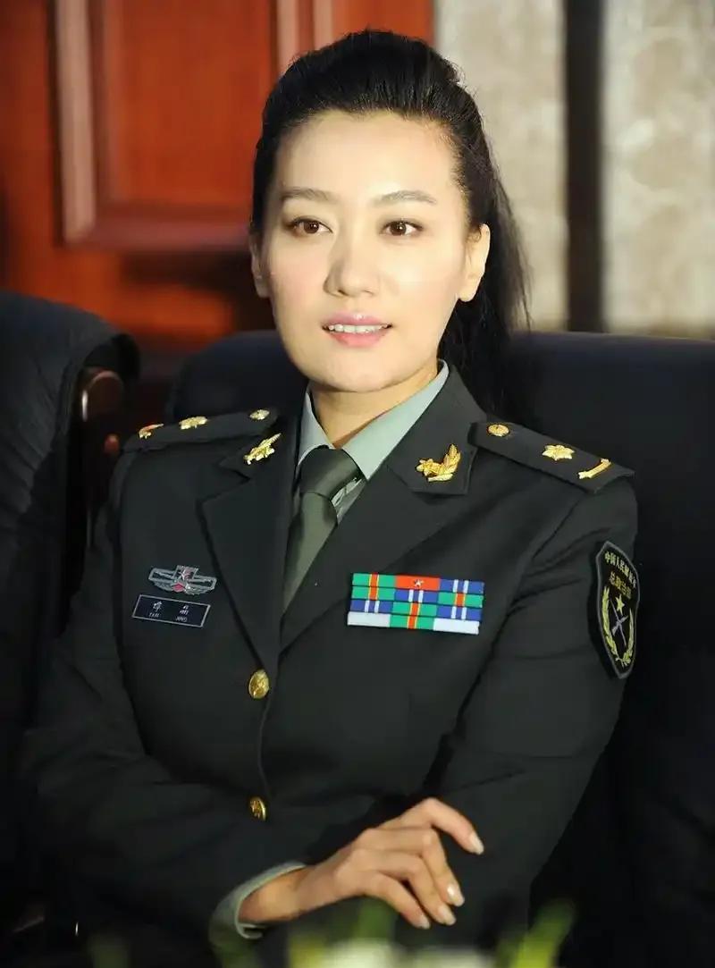 谭晶曾12次登上春晚，实力超群。她高龄生下俩女儿后，与“芯片之父”、中国科学院院