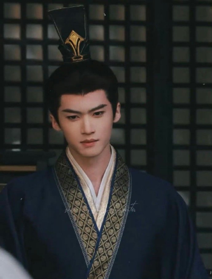 剧照氛围感太绝了！闫桉将清冷与力量感完美融合，束发金冠难掩角色锋芒，让人瞬间信服