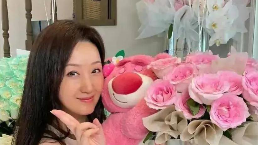 杨钰莹53岁近况：豪宅独居，与花草宠物为伴