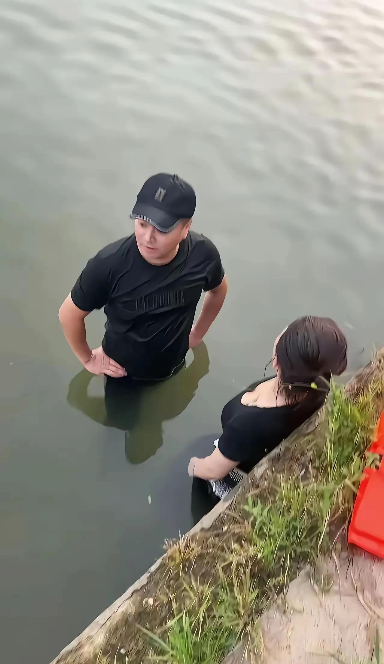 救人大哥把人救上来了，但人却走不了了……
明明已经救到岸边，但女人虽然浑身湿漉漉