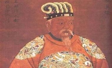 刘邦手起刀落，将拦路白蛇斩成两段。刘邦离开后没多久，一个白发老太太赶来了，她见了