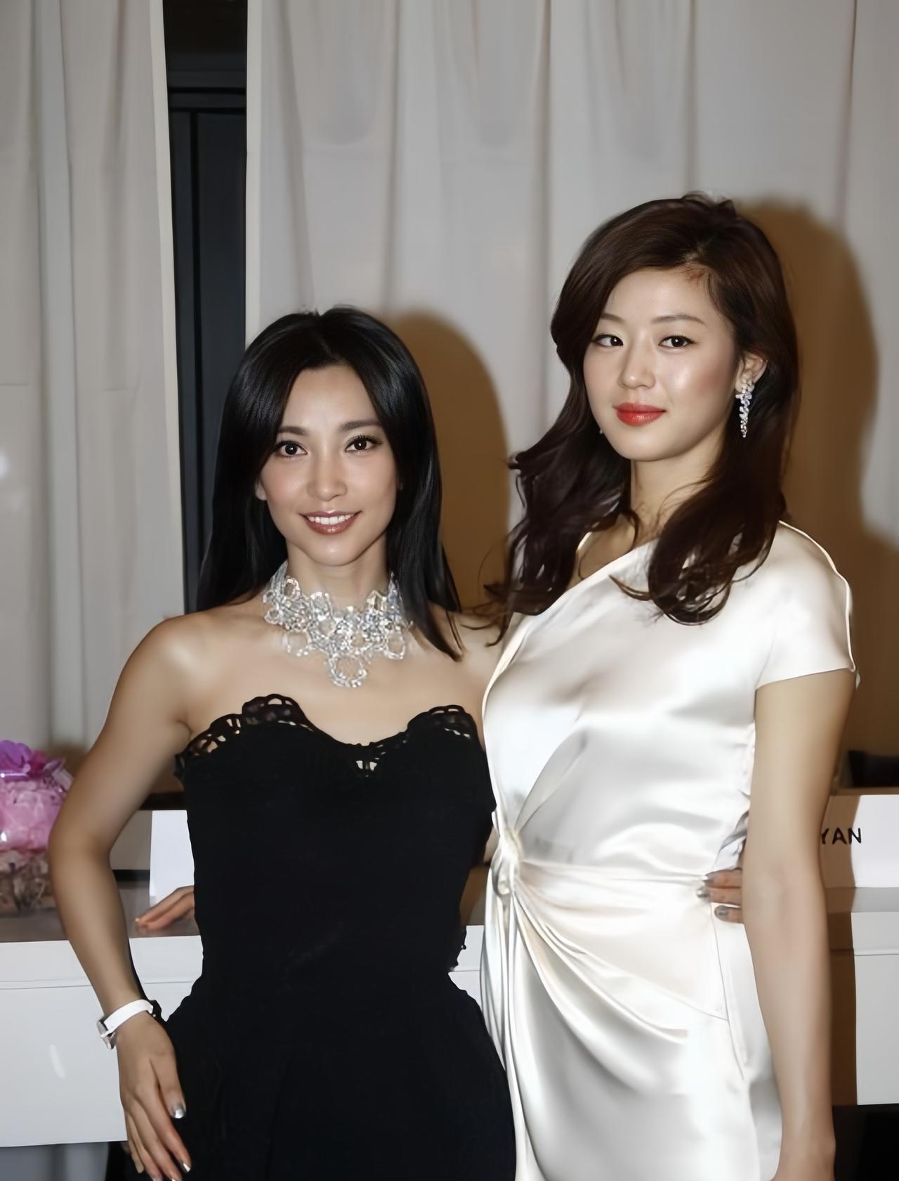 李冰冰与全智贤早期合影，李冰冰38岁，全智贤30岁，那个时候都好年轻啊！
201
