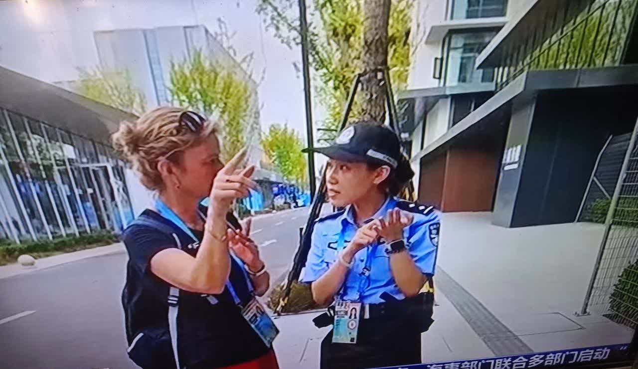 中国警察在世界上这次可算是出名了。世运会刚落幕，世界各地的运动员并不急于回国，而