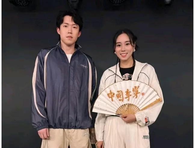 一个是体育界的顶流，一个是香港赌王的女儿。谁能想到，这两个风马牛不相及的人会站在
