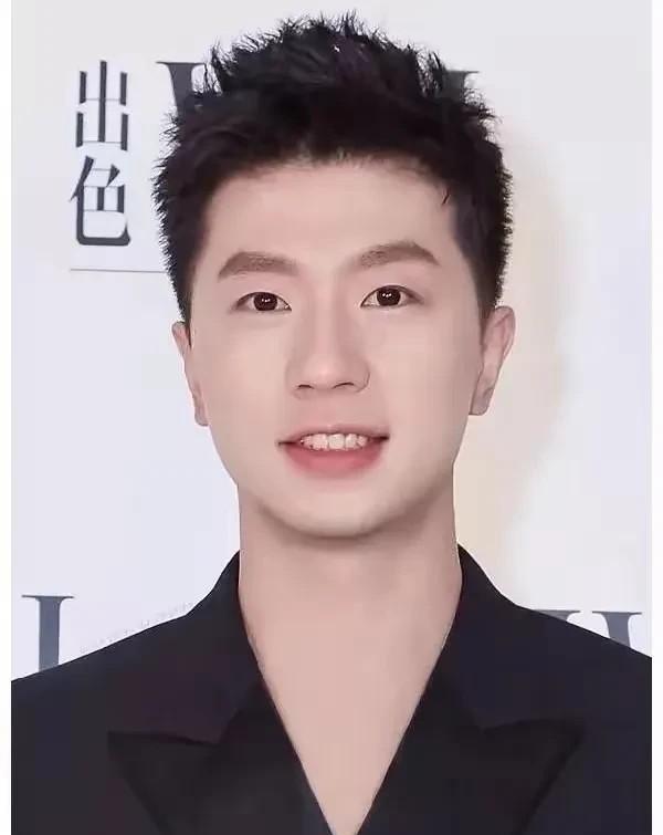 马龙升职了这可把王皓和马琳给整紧张了。这位刚在巴黎奥运摘金的"六边形战士"以现役