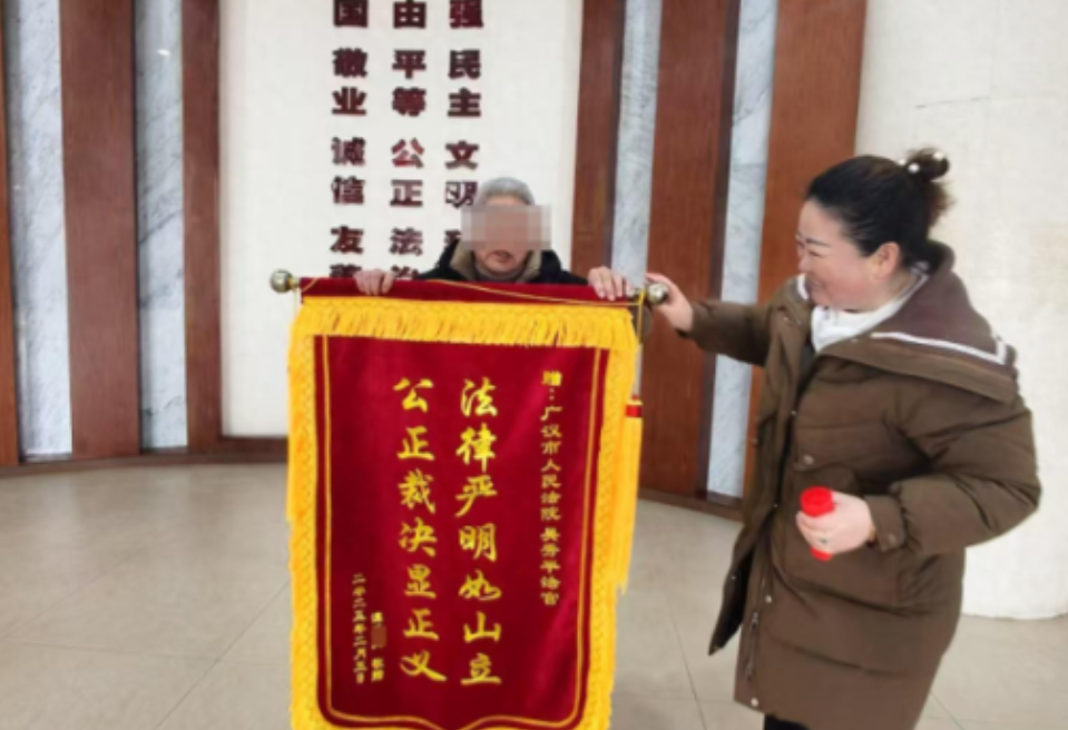 四川广汉，75岁盲人老汉晚年丧妻，妹妹担心老汉独居生活艰难，便邀请老汉搬过来同住