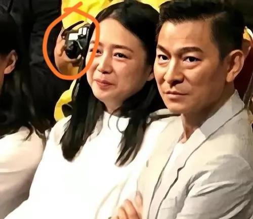 张学友年纪这么大了还这么拼，可以理解
是因为有一个爱理财的老婆，越理越亏
那朱丽