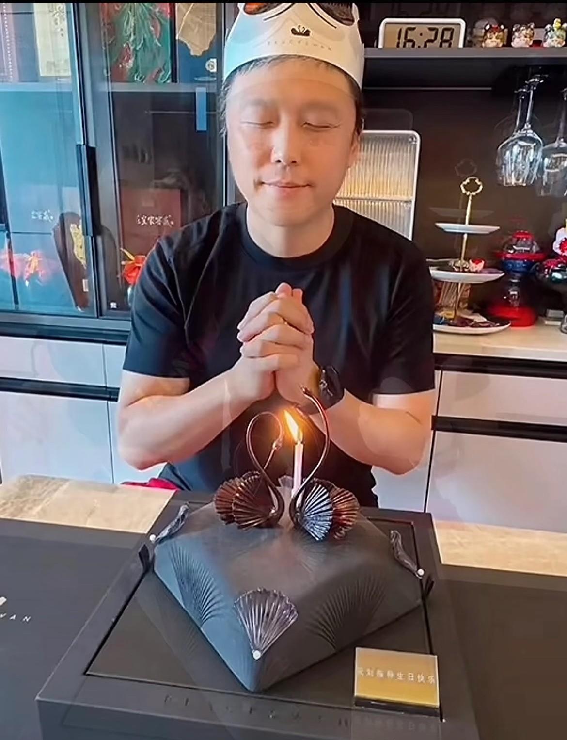志强命也是好起来了
都吃上黑天鹅了
还有别瞎猜，不是徒弟送的，人家说了是女儿选的