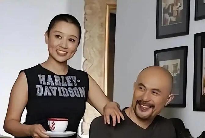 1994年，饰演“鳌拜”的徐锦江到云南拍戏，路过机场的时候，他看到一队女兵，其中