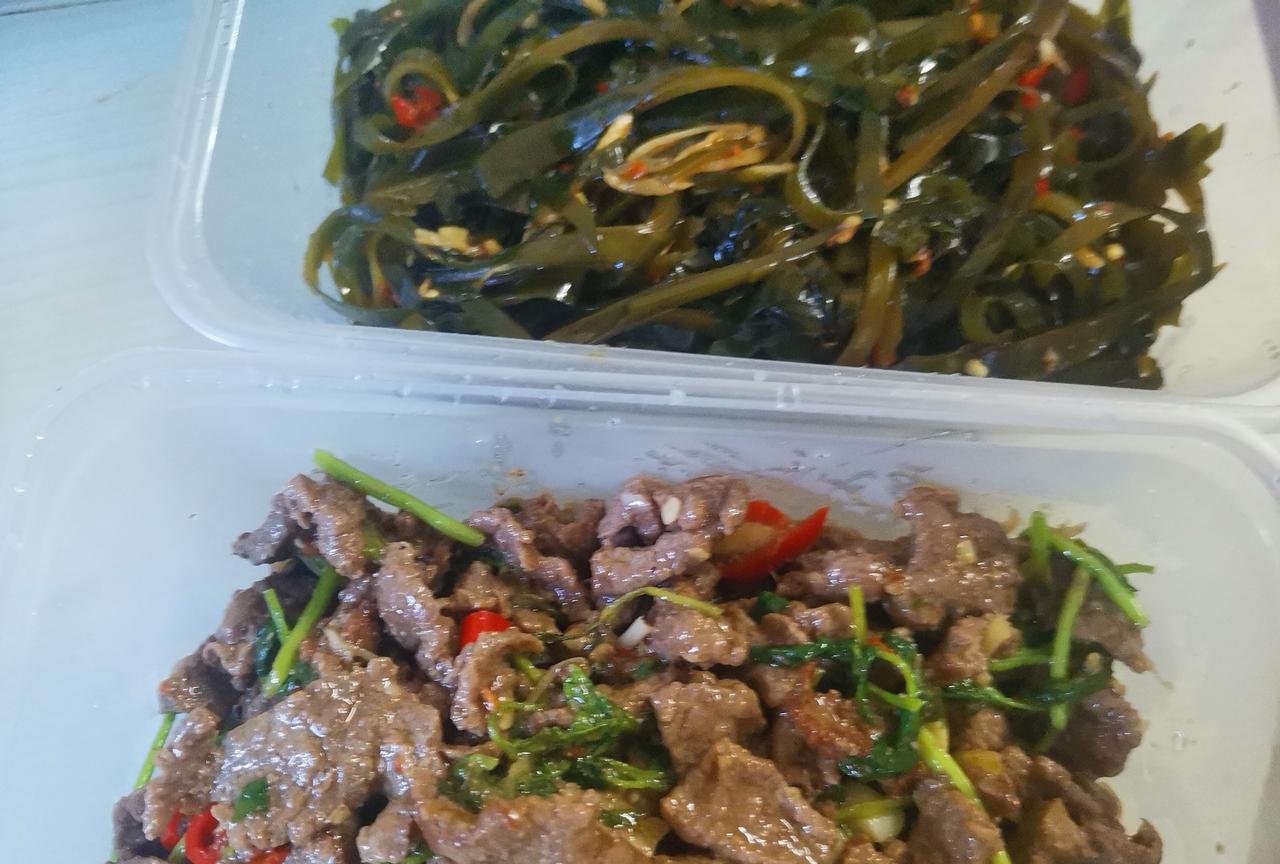 今天早上老伴6点就起床做饭了，她今天上班3倍工资，不过厂里面不开饭，自己拿饭拿菜