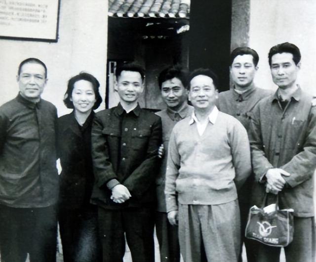 1948年，罗广斌被叛徒供出，特务知道他是国民党司令罗广文的弟弟，在抓捕之前给罗