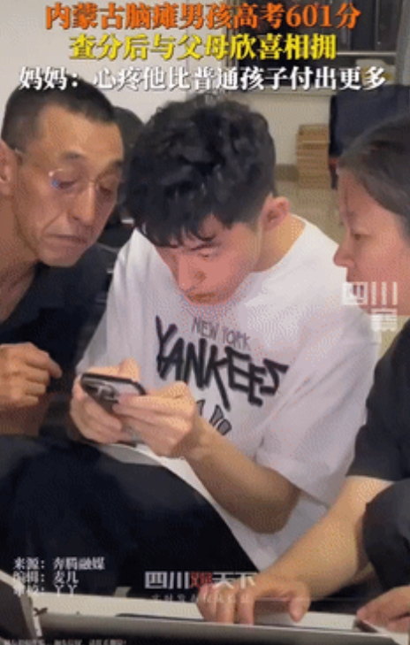 “未来可期！”内蒙古一男孩患有运动障碍型脑性瘫痪，在父母的陪同下一起查看高考分数