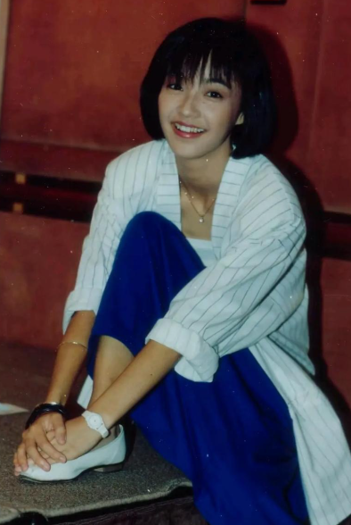 1989年，香港十大金曲奖的颁奖典礼上，梅艳芳凭借一首填词歌曲夕阳之歌，连斩两项