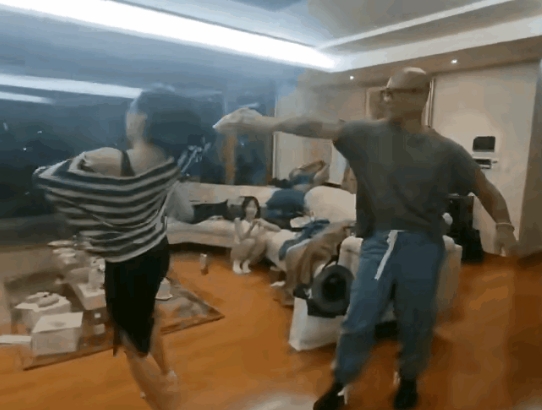 两张图，这波我站汪小菲!
同样面对小S的搔首弄姿，两任姐夫给出了不同答案，必须承