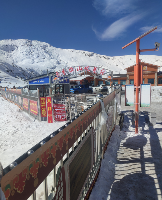 跑一趟318才知道高原爬坡有！，油耗有多高，地板油都跑不动，只能停到发动机巨大的