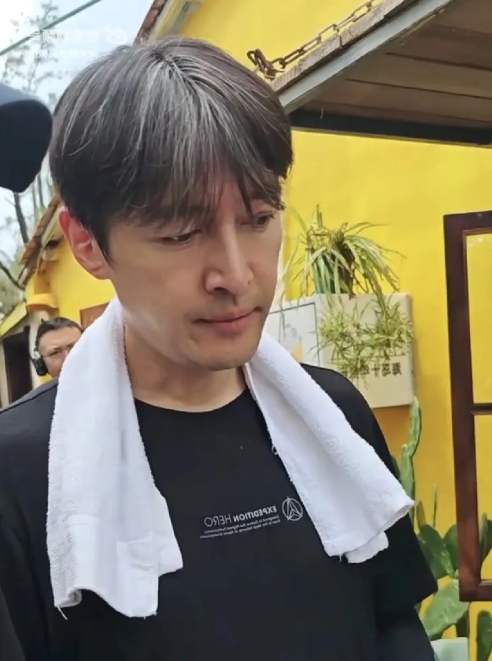 43岁的胡歌，家庭幸福，妻子美丽，女儿可爱。

可是他却每天愁的睡不着觉，只因为