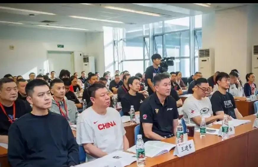 95-96赛季辽宁男篮的球员名单，能力如何暂不评价，但这妥妥的就是篮球教练员培训