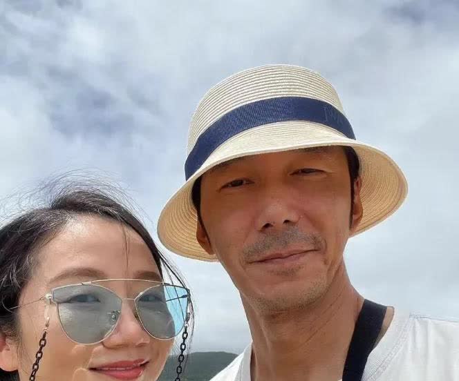 我本来不理解李李仁
娶谁不好，偏偏要娶陶晶莹
直到看到他们俩最近的合照，一下