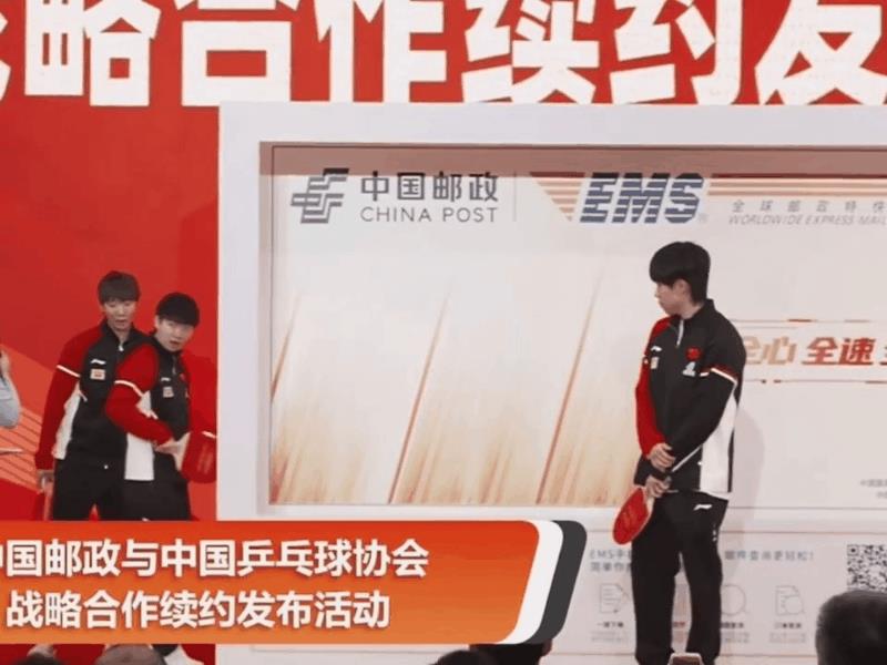 莎莎，大头，曼昱三个人上台和大家互动！！
真的被莎莎可爱到了，大头站在了最边上的