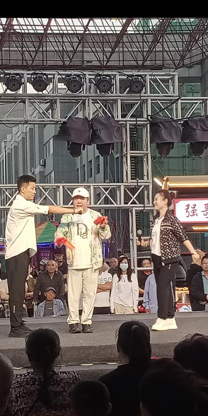 在二人转圈中魏三的名字可谓家喻户晓，从曾经的光盘销量全国第一，到如今的互联网魏家