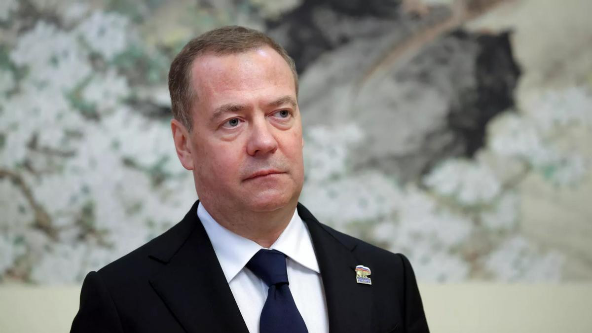 对普京言听计从的特朗普，刚送俄国一份大礼，梅德韦杰夫再提要求