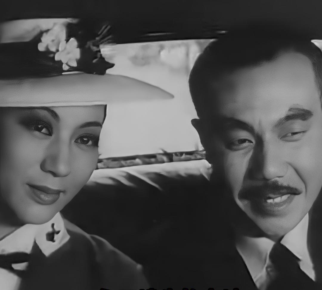 这是他第一次饰演小鬼子
和第一次上银幕的陆丽珠合作
演绎了一个令一代人难忘的形象