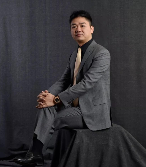 2020年，主持人问刘强东:“你的妻子章泽天很年轻漂亮，你当初是不是看上她的年轻