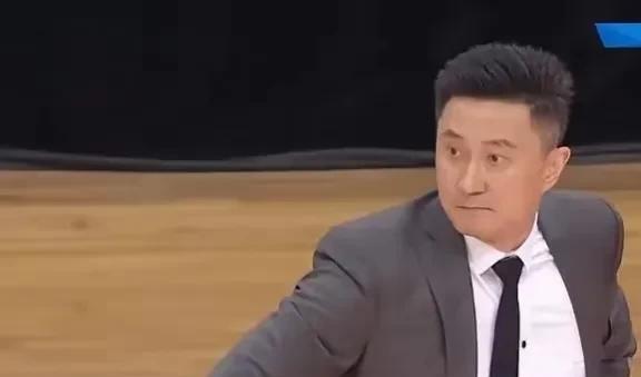 杜锋估计气得不轻！
广东队对巴西队，团结杯不团结！
徐盺一向憨厚老实的乖乖仔。既