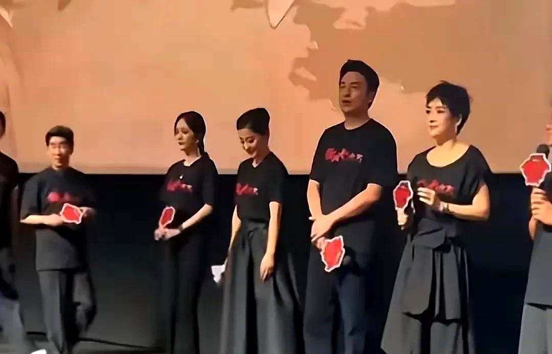 章子怡把衣服领口改大，袖子别起来的做法，真的让她在一众演员里最为招眼，果不其然，