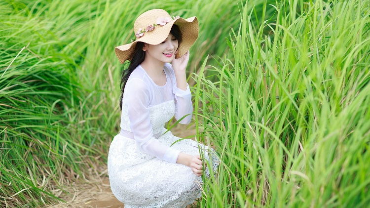中年男女，如果在平时相处时，总喜欢玩暧昧，经常发生肢体触碰，关系必然会越界。
真