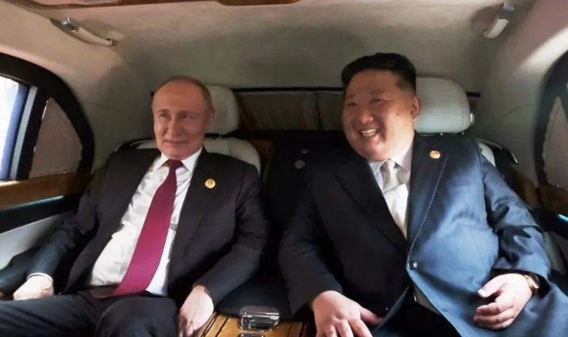 金正恩与普京两人交谈时候需要翻译吗？在北京，普京邀请金正恩乘坐自己的专车，拍到的